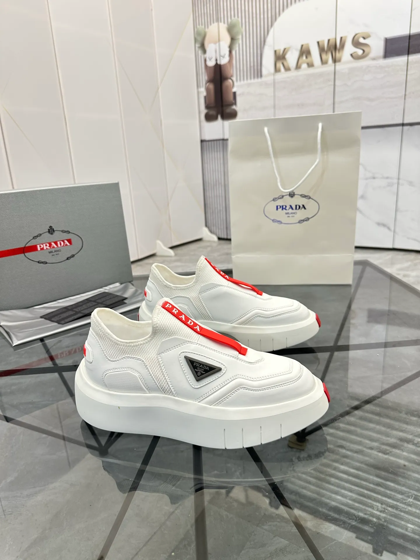 Men's shoes: 💰P500¥ High-end, complete package Product trademark: Prada *"Prada*" low-top casual shoes Regular size: 38-44 (can be customized to 45.46) Couple style Product materials: Upper imported cowhide stitched with original fabric, breathable lining, original outsole. Number: 846